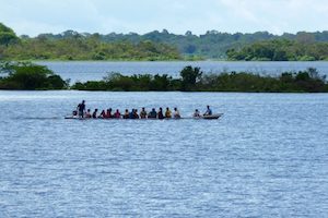 Gente en una canoa