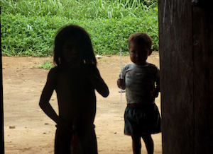 Mães Yanomami imploram pelos corpos de seus bebês (6-24-20)